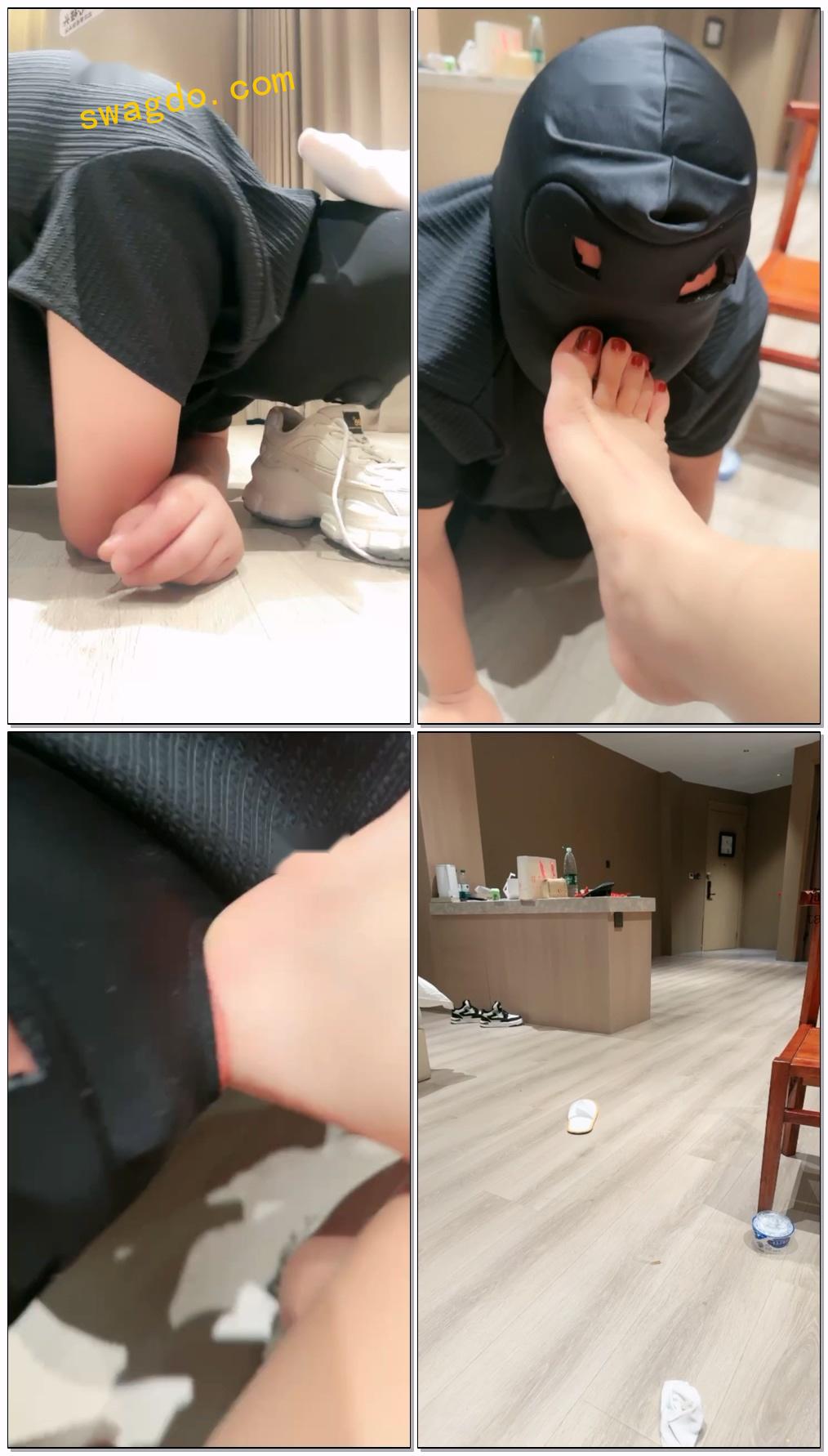 【颜值S】第一次尝吃主人面包片做的鞋垫训化舔脚【23分钟】